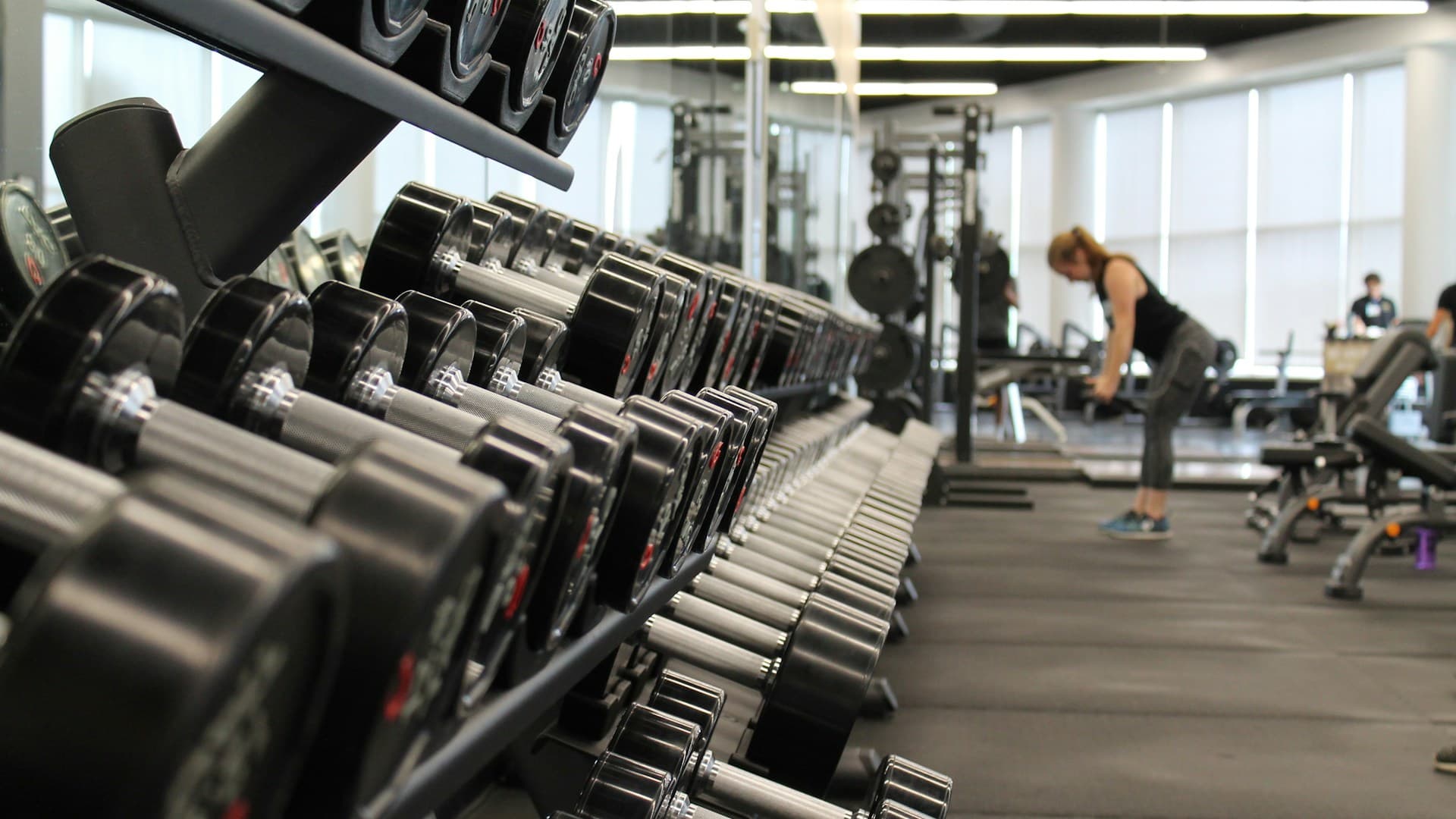 Hantelbereich eines Studios — Titelmotiv der Vorlage für Fitnessstudios und Trainer