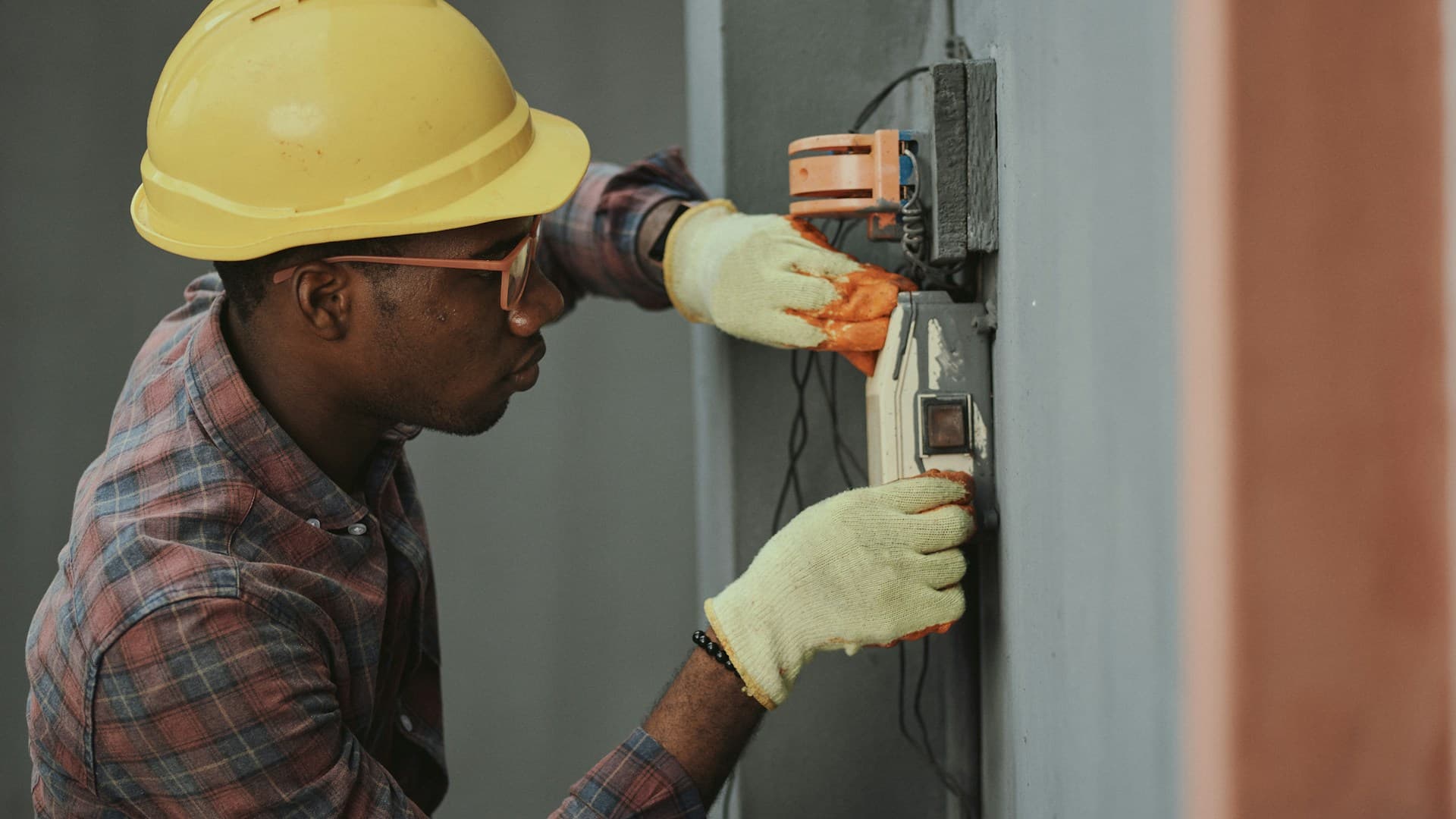 Elektriker bei der Arbeit — Titelmotiv der Vorlage für Handwerksbetriebe