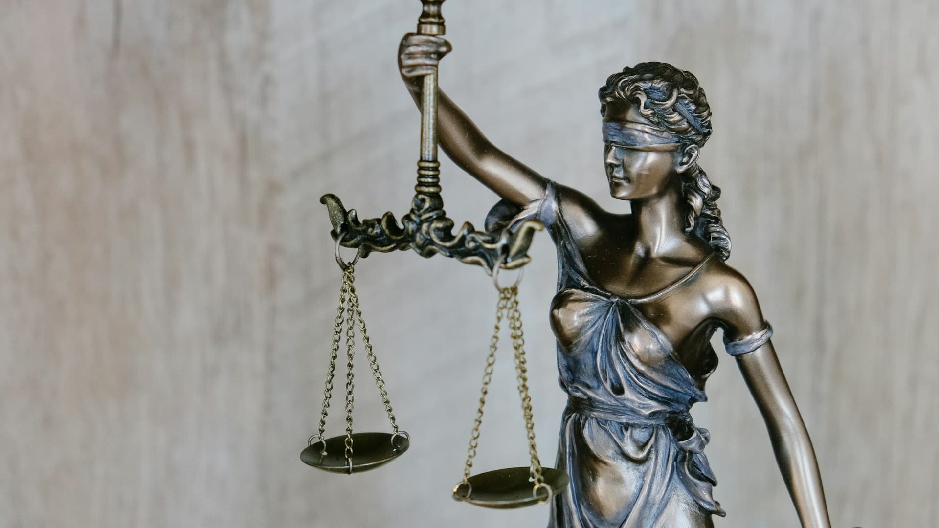 Justitia-Figur — Titelmotiv der Vorlage für Kanzleien und Steuerberatung