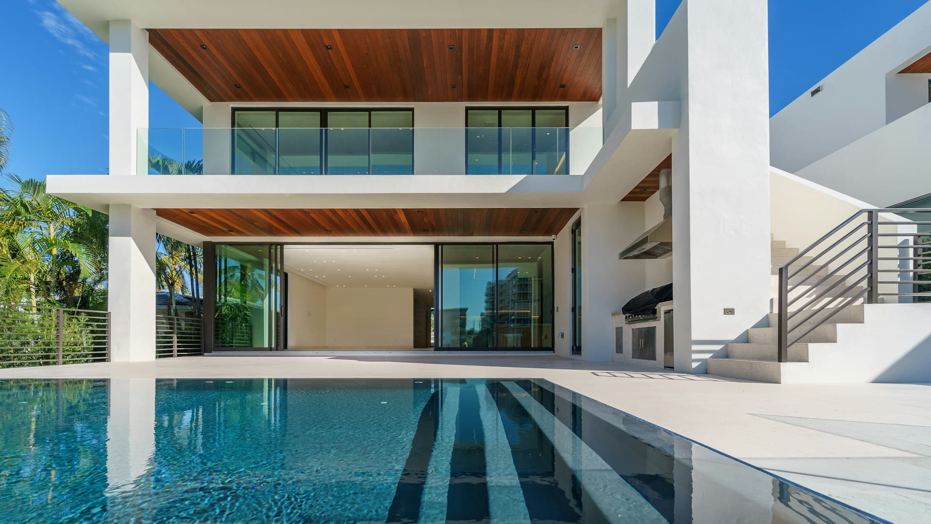 Villa mit Pool — Titelmotiv der Vorlage für Makler und Immobilien