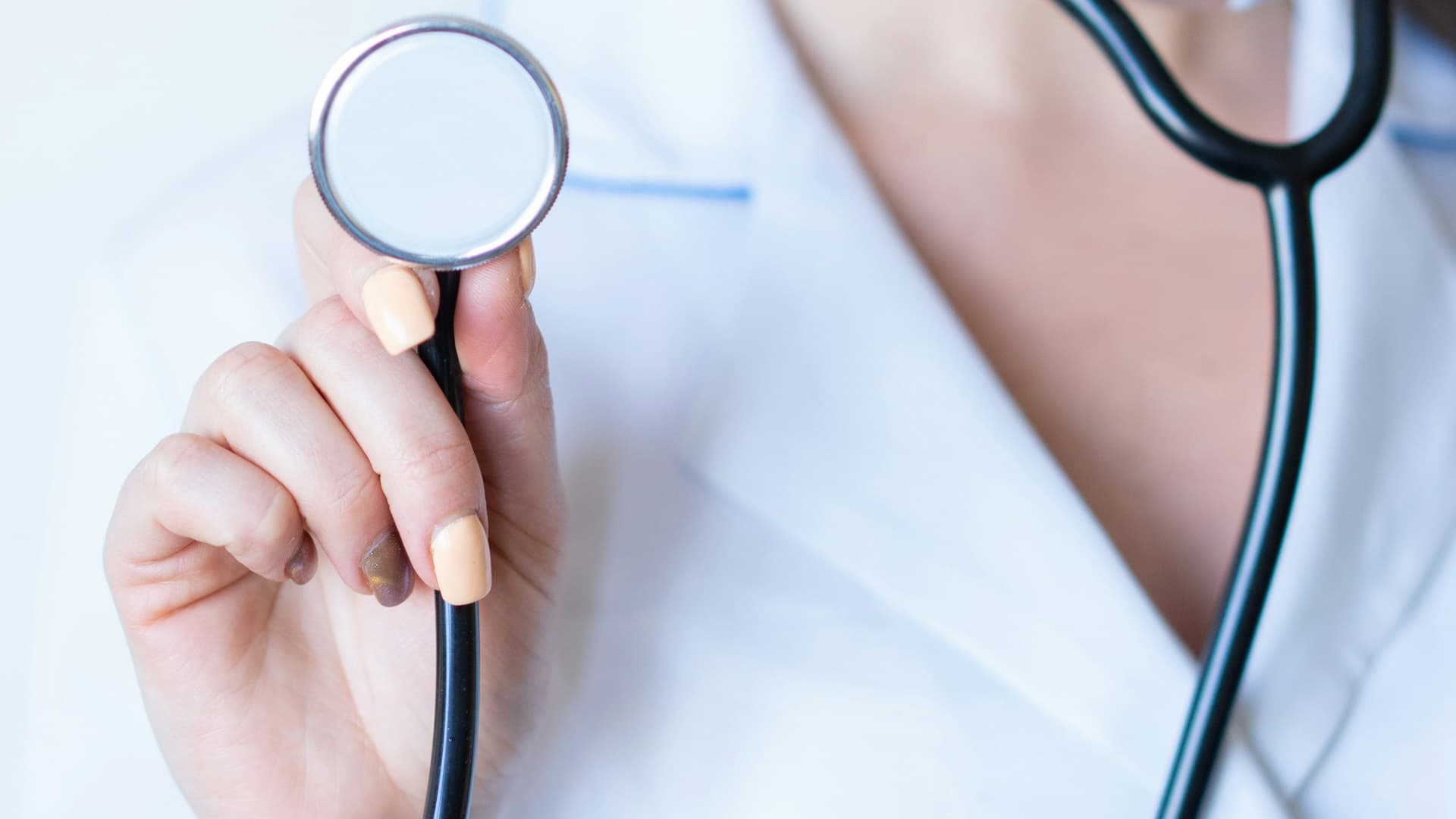Stethoskop auf einer Ablage — Titelmotiv der Vorlage für Praxen und Gesundheitsberufe
